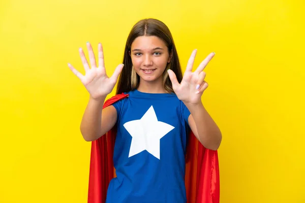小さいですCaucasianスーパーヒーロー女の子絶縁オンイエローバックカウント8とともに指 — ストック写真