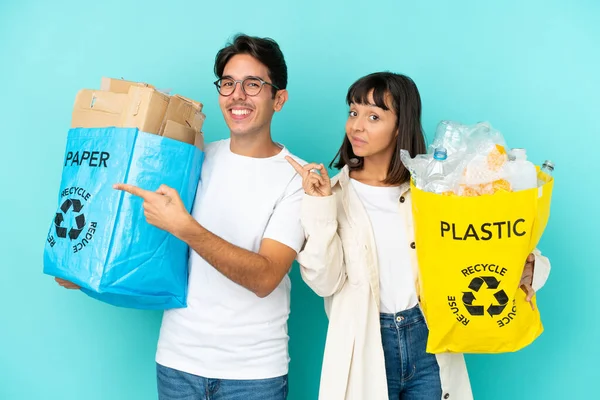 Mavi Arka Planda Izole Edilmiş Plastik Kâğıt Dolu Bir Çanta — Stok fotoğraf