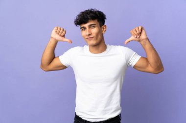 Arjantinli genç adam gururlu ve kendinden memnun.