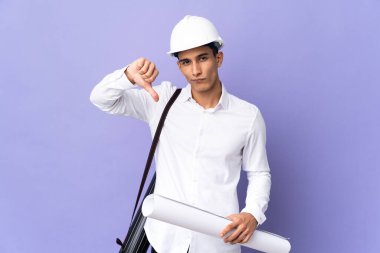 Genç mimar arka planda izole edilmiş, başparmağını negatif ifade ile gösteriyor.