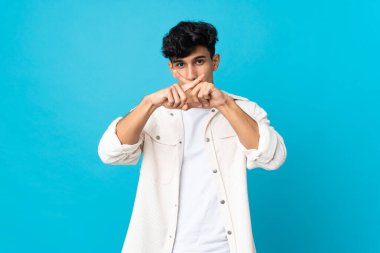 Arjantinli genç bir adam arka planda izole edildi.