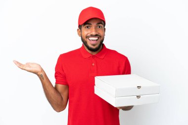Pizza teslimatçısı beyaz arka planda izole edilmiş pizza kutularını alıyor.
