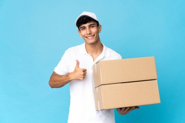 Teslimatçı Arjantinli adam mavi arka planda izole edilmiş.