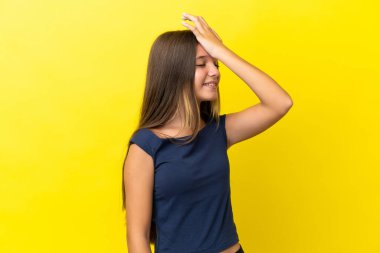 Sarı arka planda izole edilmiş küçük beyaz kız bir şey fark etti ve çözüme niyetlendi.