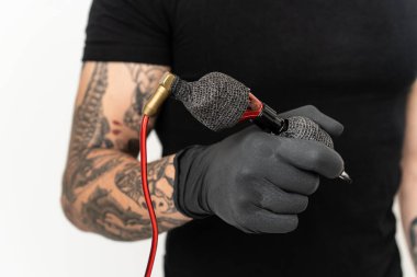 Dövmeci adam izole bir arkaplanda