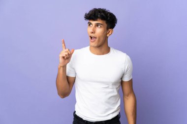 Arjantinli genç adam arka planda izole edilmiş.