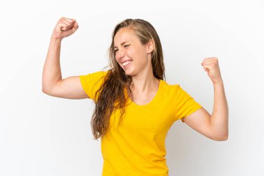 Beyaz arka planda izole edilmiş beyaz bir kadın zaferi kutluyor.