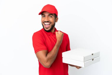 Pizza teslimatçısı beyaz arka planda izole edilmiş pizza kutularını alıp zaferi kutluyor.