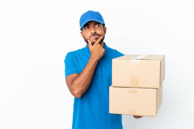 Beyaz arka planda izole edilmiş Ekvator 'lu adamın şüpheleri var.