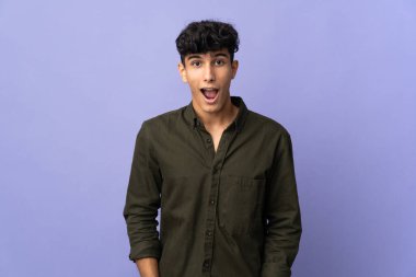 Arjantinli genç adam arka planda yalıtılmış ve şaşırmış bir yüz ifadesi var.