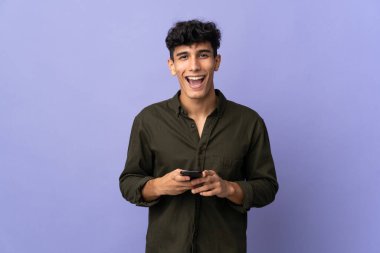 Arkadan izole edilmiş genç Arjantinli adam şaşırdı ve bir mesaj gönderiyor.