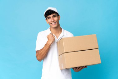 Arjantinli adam mavi arka planda izole edilmiş bir şekilde zaferi kutluyor.