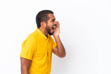 Genç Ekvadorlu, beyaz arka planda izole edilmiş ağzı açık bağırıyor.