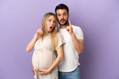 Genç çift hamile ve düşünüyorlar.