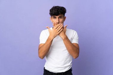 Arjantinli genç adam arka planda izole edilmiş, ağzı elleriyle kapatıyor.