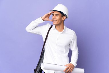 Arka plandaki genç mimar bir şeyi fark etti ve çözüme yöneldi.