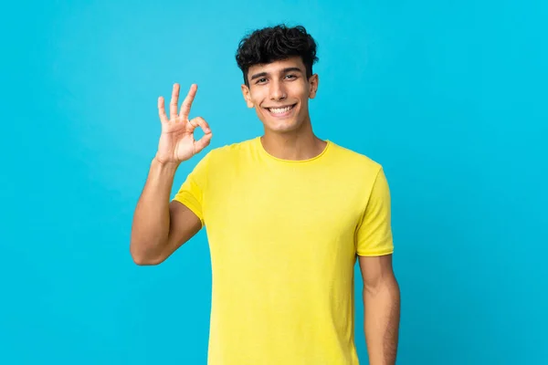 Молодой Аргентинский Мужчина Заднем Плане Показывает Знак Пальцами — стоковое фото
