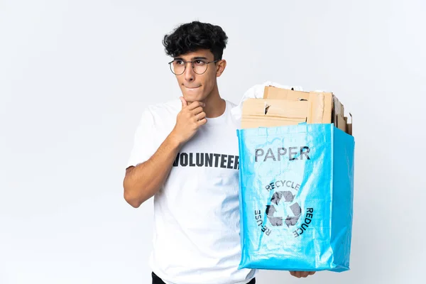 Joven Sosteniendo Una Bolsa Reciclaje Llena Papel Teniendo Dudas Pensando — Foto de Stock