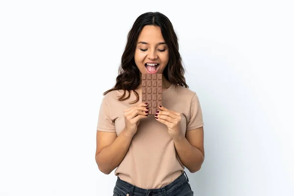Mladá Žena Nad Izolované Bílé Pozadí Jíst Čokoládové Tablety — Stock fotografie
