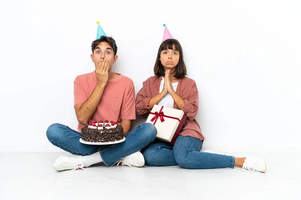 Una Joven Pareja Razas Mixtas Celebrando Cumpleaños Sentados Suelo Aislados —  Fotos de Stock