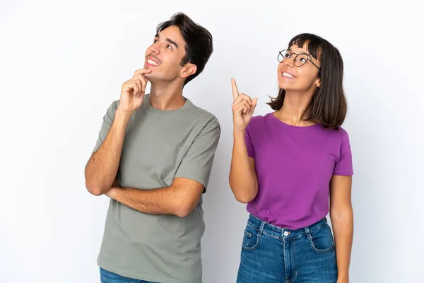 Casal Jovem Isolado Fundo Branco Isolado Apontando Uma Ótima Ideia — Fotografia de Stock