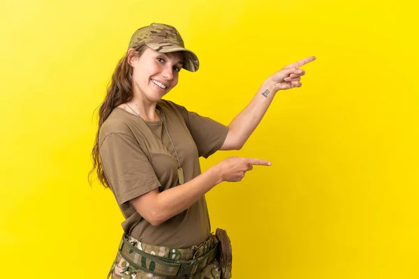 Військова Біла Жінка Тегом Собак Ізольована Жовтому Тлі Вказуючи Пальцем — стокове фото