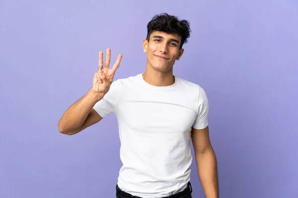 Молодой Аргентинский Мужчина Заднем Плане Счастлив Считает Троих Пальцами — стоковое фото