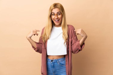 Genç Uruguaylı sarışın kadın, yalıtılmış ve yüzünde sürpriz bir ifade var.