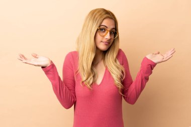 Genç Uruguaylı sarışın kadın, izole edilmiş geçmişinden şüphe duyuyor.