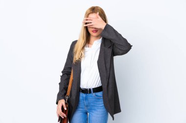 İş kadını Uruguaylı kadın izole edilmiş beyaz arka plan üzerinden gözlerini elleriyle kapatıyor