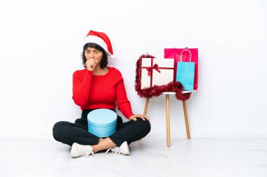 Noel 'i kutlayan genç bir kız beyaz fırında yapayalnız bir şekilde yerde oturuyor öksürüp kendini kötü hissediyor.