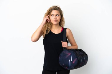 Spor çantalı genç kadın beyaz arka planda izole edilmiş şüpheleri ve düşünceleri var.