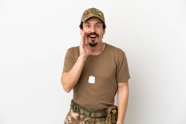 Beyaz arka planda, şaşırmış ve şok olmuş yüz ifadesiyle izole edilmiş bir asker.