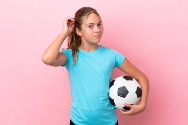 Pembe arka planda izole edilmiş küçük futbolcu kızın şüpheleri var.