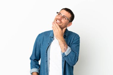 Brezilya 'lı adam izole edilmiş beyaz arka planda gülümserken yukarı bakıyor