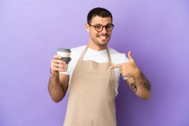 Mor arka planda Brezilyalı garson gururlu ve kendini beğenmiş.