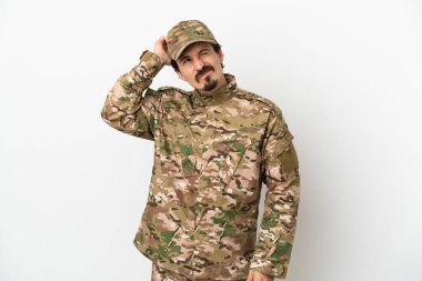 Beyaz arka planda izole edilmiş asker şüpheleri ve kafa karıştırıcı yüz ifadesiyle