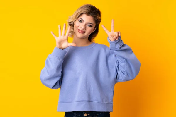 Jong Russisch Vrouw Geïsoleerd Gele Achtergrond Tellen Zeven Met Vingers — Stockfoto