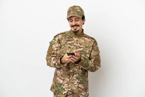 Солдат Ізольований Білому Тлі Надсилаючи Повідомлення Мобільним Телефоном — стокове фото
