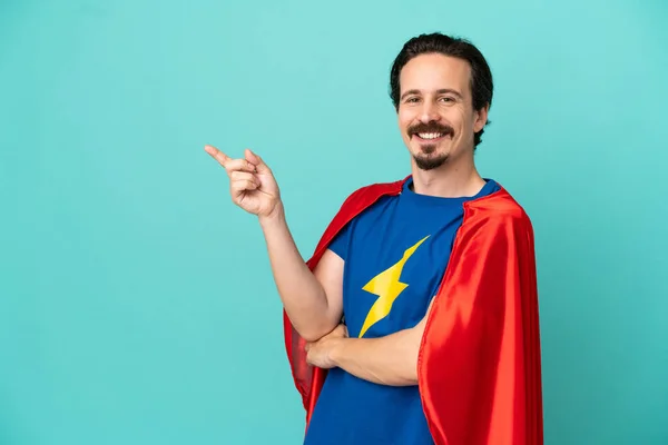 Super Héroe Caucásico Hombre Aislado Sobre Fondo Azul Señalando Dedo — Foto de Stock