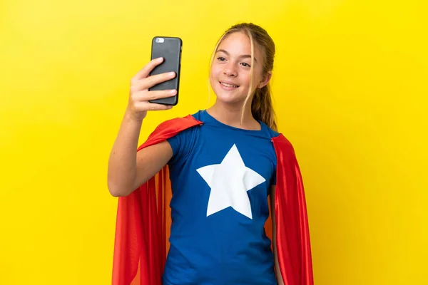 Super Hero Kleines Mädchen Isoliert Auf Gelbem Hintergrund Macht Ein — Stockfoto