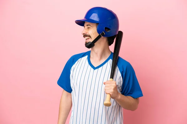 Young Caucasian Man Playing Baseball Isolated Pink Background Looking Side — Stock Photo, Image