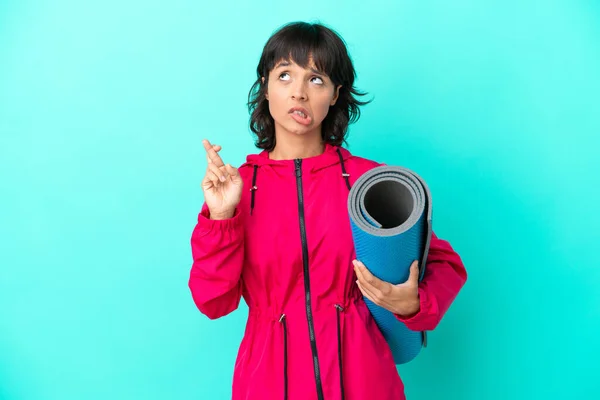 Giovane Ragazza Che Lezioni Yoga Tenendo Tappeto Isolato Sfondo Blu — Foto Stock