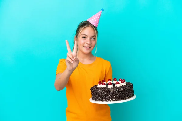 Kleine Kaukasische Mädchen Halten Geburtstagstorte Isoliert Auf Blauem Hintergrund Lächelnd — Stockfoto