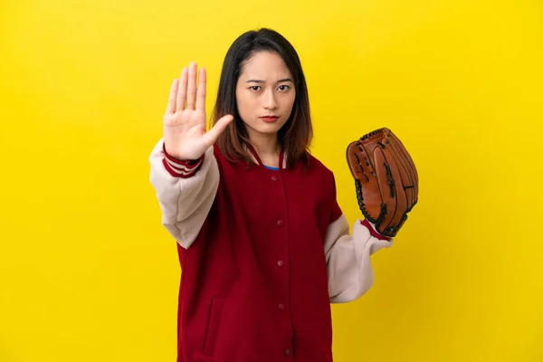 Jonge Vietnamese Speler Vrouw Met Honkbal Handschoen Geïsoleerd Gele Achtergrond — Stockfoto