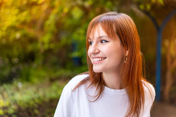 年轻漂亮的红头发女人在户外快乐的表情 — 图库照片