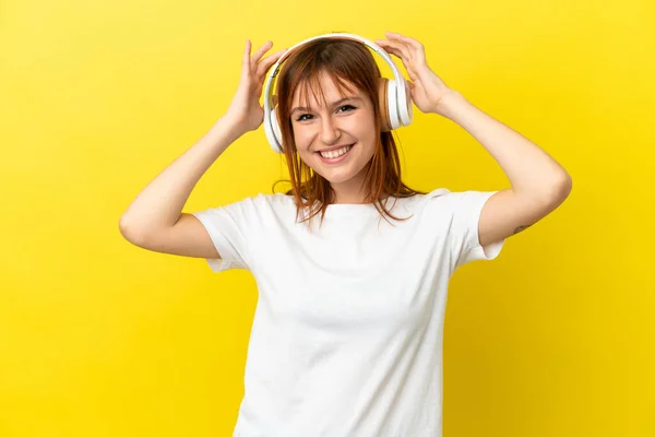 Pelirroja Aislada Sobre Fondo Amarillo Escuchando Música —  Fotos de Stock