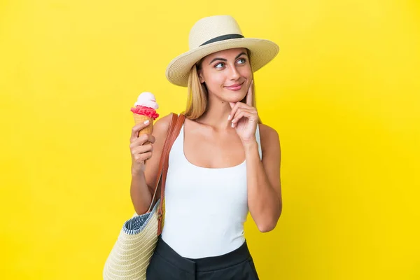 Blonde Uruguayische Mädchen Sommer Halten Eis Isoliert Auf Gelbem Hintergrund — Stockfoto