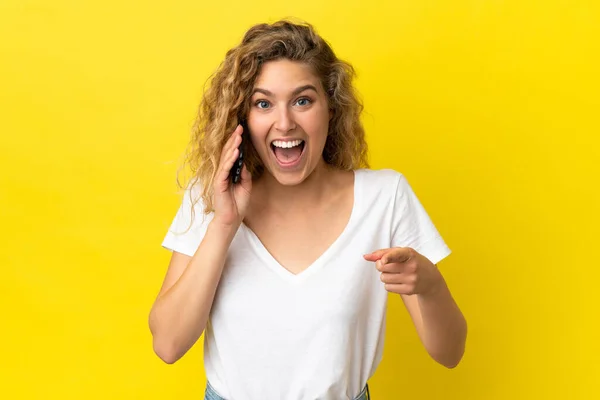 Jonge Blonde Vrouw Met Behulp Van Mobiele Telefoon Geïsoleerd Gele — Stockfoto