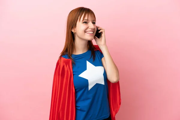 Super Hero Ruda Dziewczyna Odizolowany Różowym Tle Utrzymanie Rozmowy Telefonu — Zdjęcie stockowe
